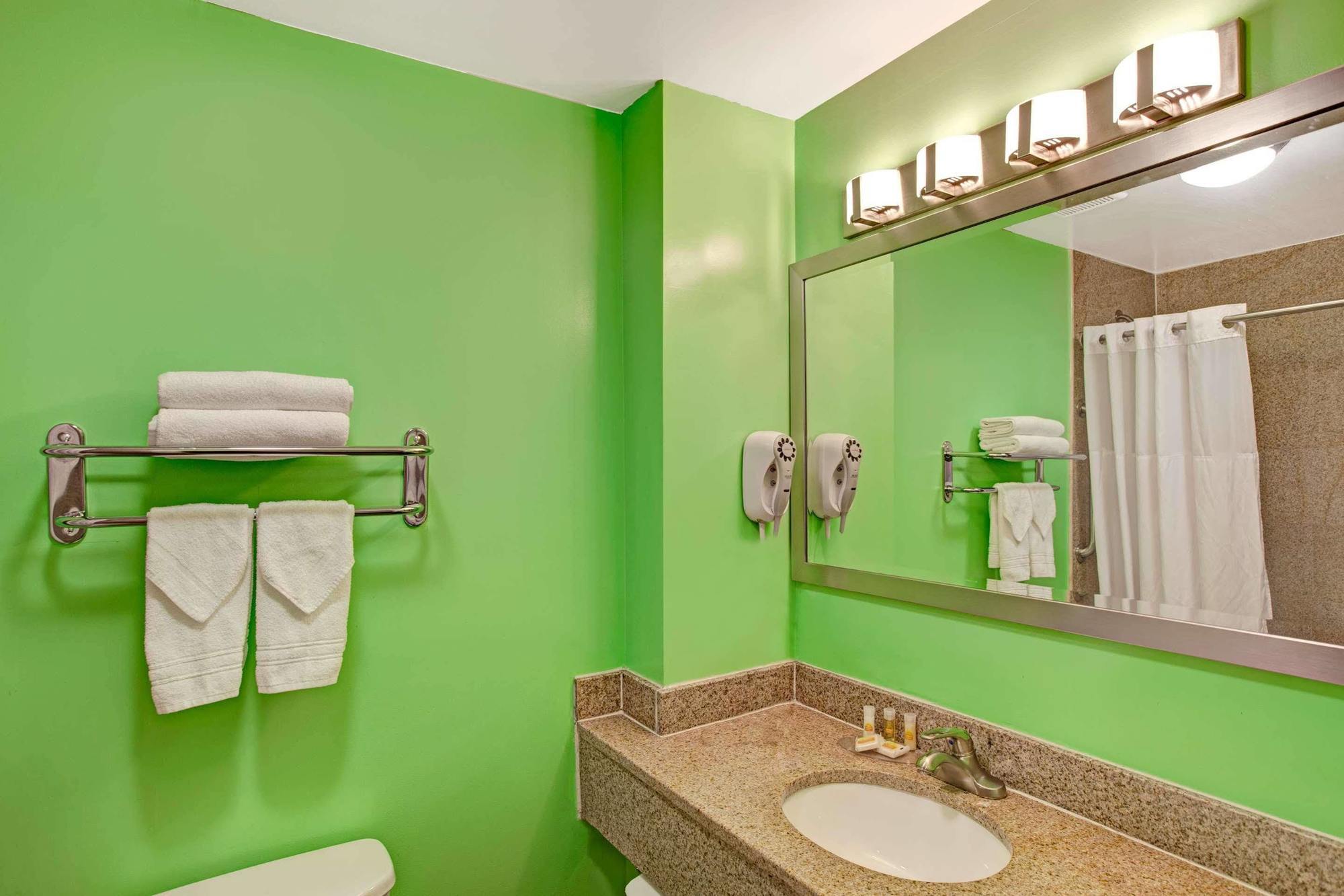 Days Inn & Suites By Wyndham Ozone Park/Jfk Airport نيو يورك المظهر الخارجي الصورة